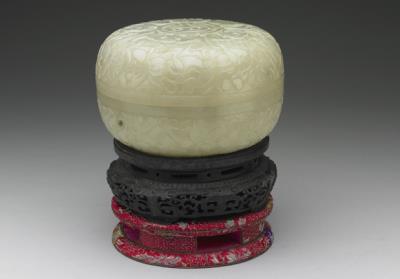 图片[2]-Jade round box carved with “Five fortunes presenting longevity” motif, Qing dynasty, Qianlong reign (1736-1795)-China Archive